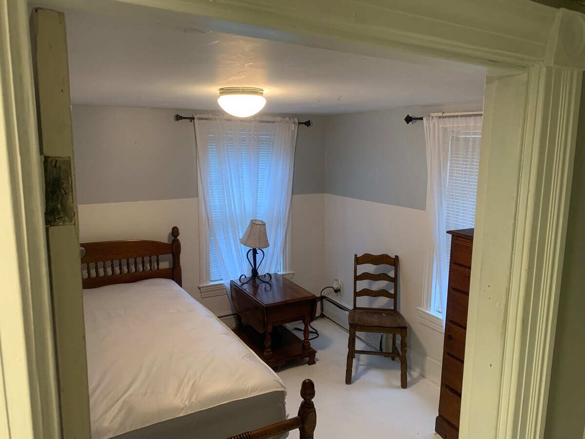 Dormitorio amueblado con tv, escritorio y cama cómoda. - 64 Elmwood Ave