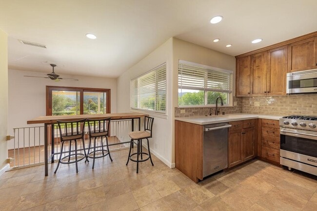 Photo - 425 Stuart Ct