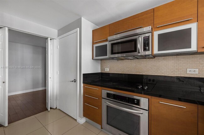 Photo - 253 NE 2nd St Unidad 3309 + DEN