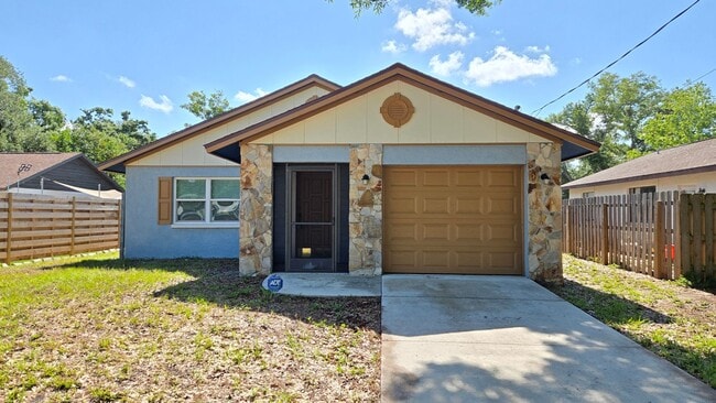 Building Photo - Charming 2BR/2BA + 1 car garage with Large Backyard in Sarasota
