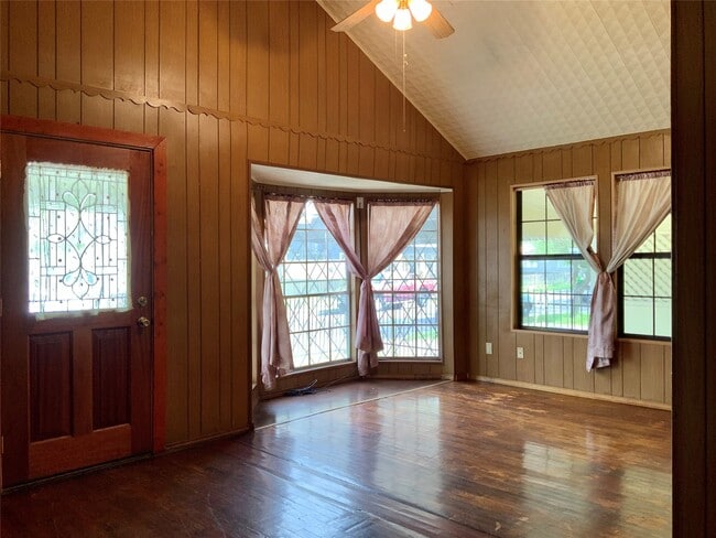 Photo - 611 Bolster St