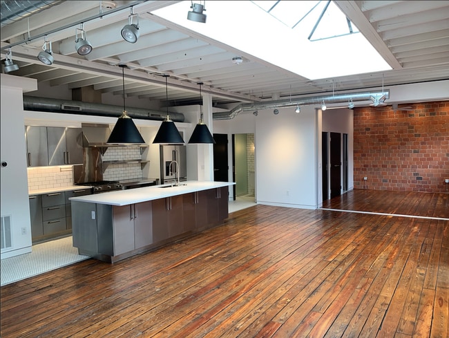 Building Photo - 855 N Pearl St Unit 855