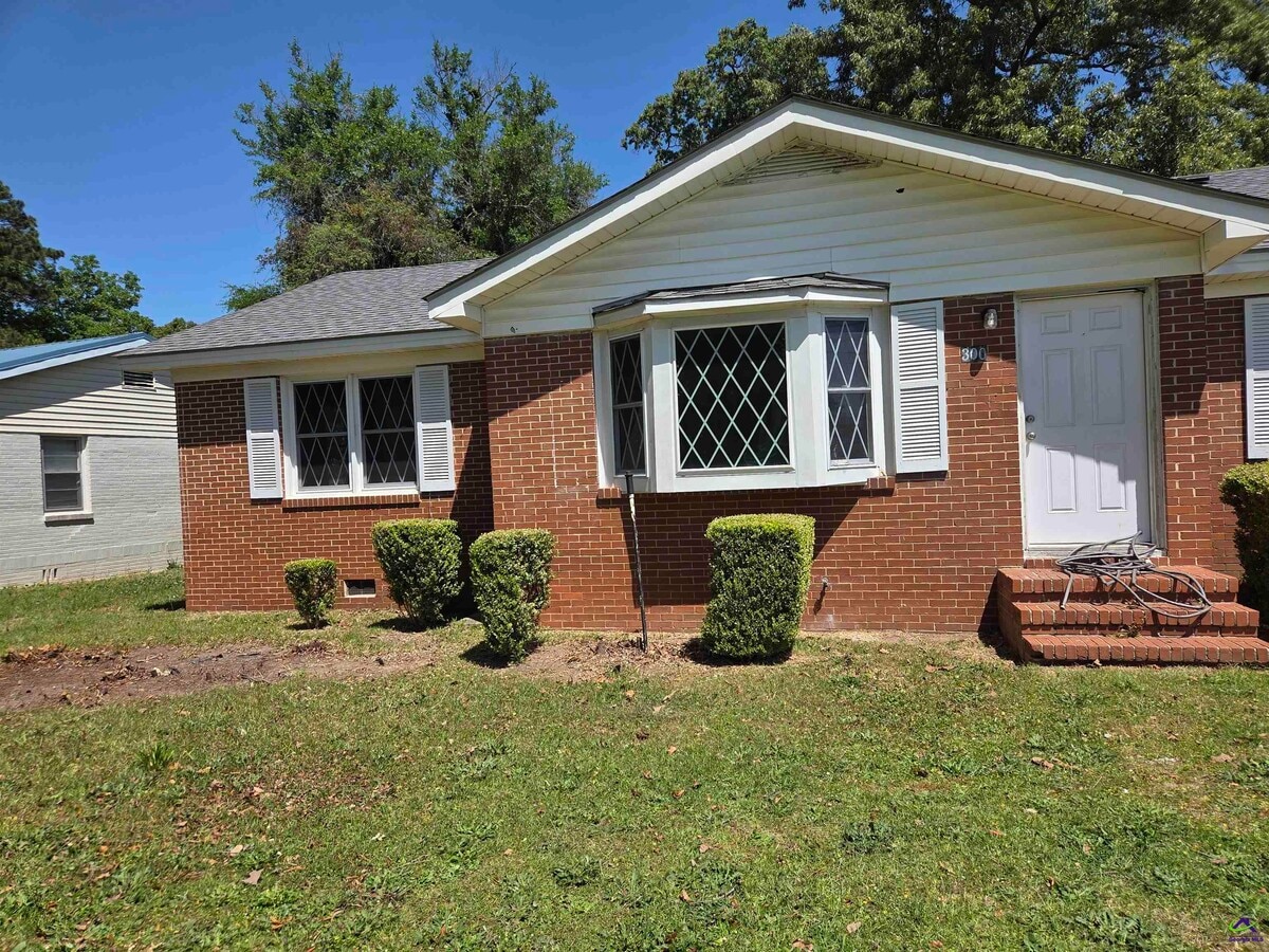 Photo - 300 Cherokee Dr