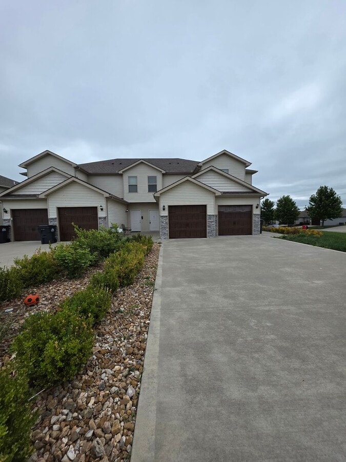 Coming Soon: Well-Maintained 2BR/2.5BA Townhome w/ Garage - Coming Soon: Well-Maintained 2BR/2.5BA Townhome w/ Garage