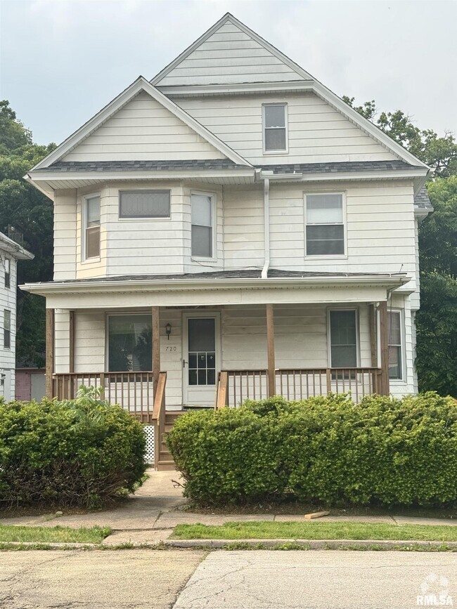Building Photo - 720 E 15th St Rental
