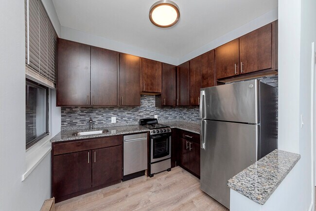 Photo - 635 W Barry Ave