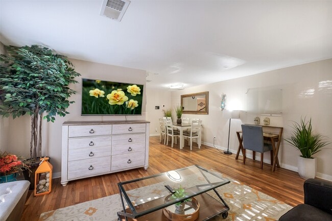 Photo - 4808 Woodhead St
