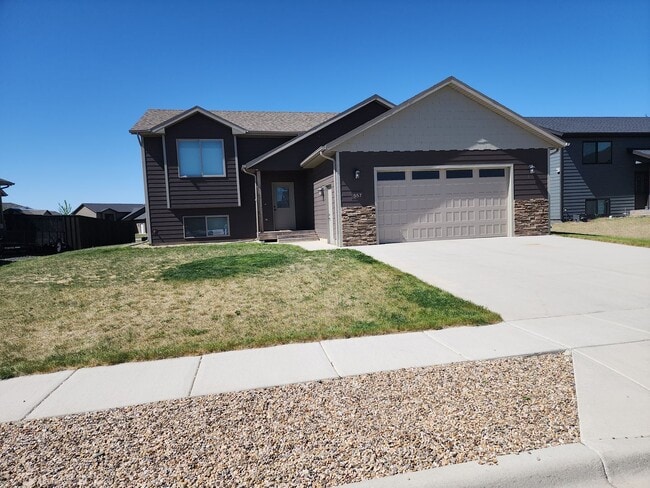 Building Photo - 4 Bedroom, 3 Bathroom with Office for Rent