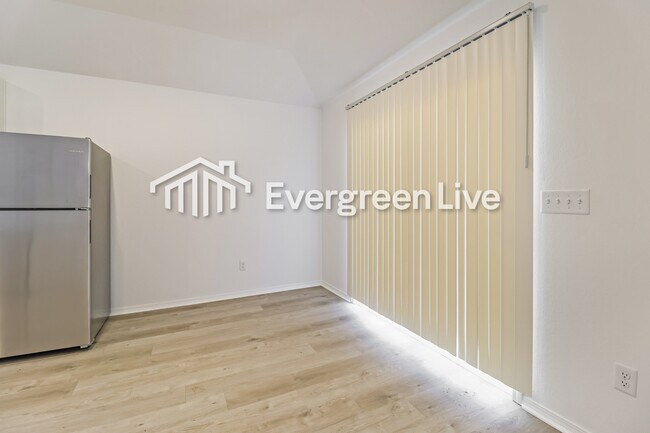 Photo - 40 10 Point Ln