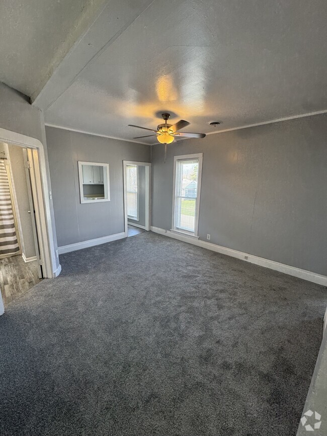 Building Photo - 832 Elm St Rental