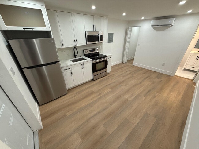 Building Photo - 1282 NW 35th St Unit 04