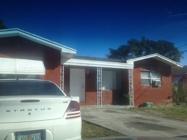 Building Photo - Large 3-2 house in Dania