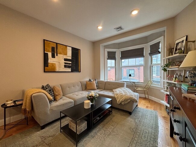 Building Photo - 92 Pinckney St Unit 5