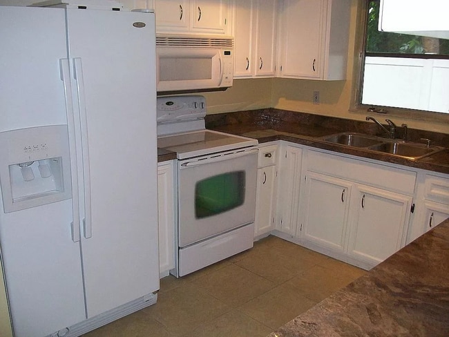 Photo - 4/2 Home conveniently located in Sarasota near Beaches, Jungle Gardens, Airport & Downtown!