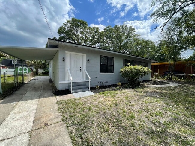 Building Photo - **4/2 Single Family home Available Now!!**