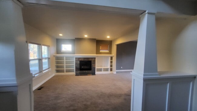 Photo - SE Bend 3 bed 2.5 bath Plus BONUS-Fenced