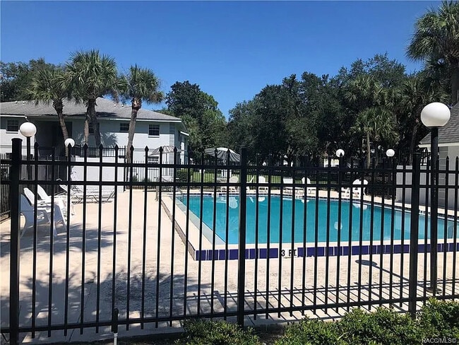 Building Photo - 588 Fairways Ln