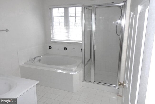 Photo - 16606 Barge Cir