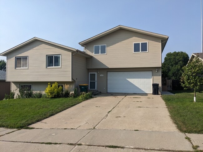 Front of House - 912 E Turnpike Ave