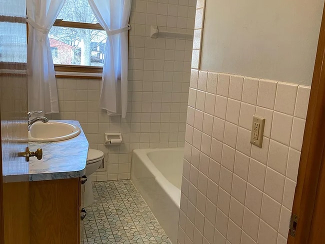 Photo - 914 Sommerville St S