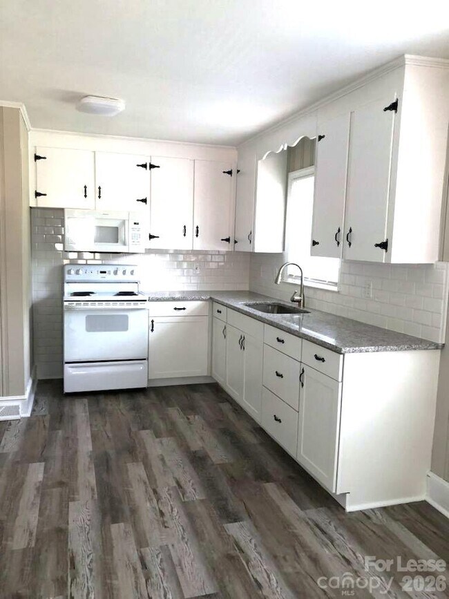 Photo - 1500 Woodhill Ln