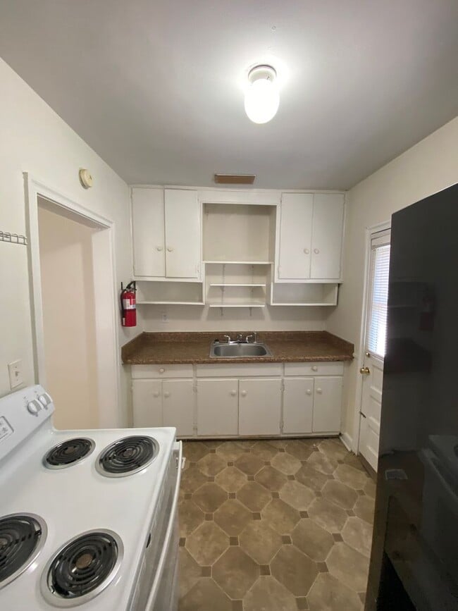 Photo - 2-bedroom, 1 bath home available in Rosewood area!