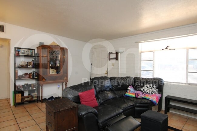 Photo - 2646 E 1st St
