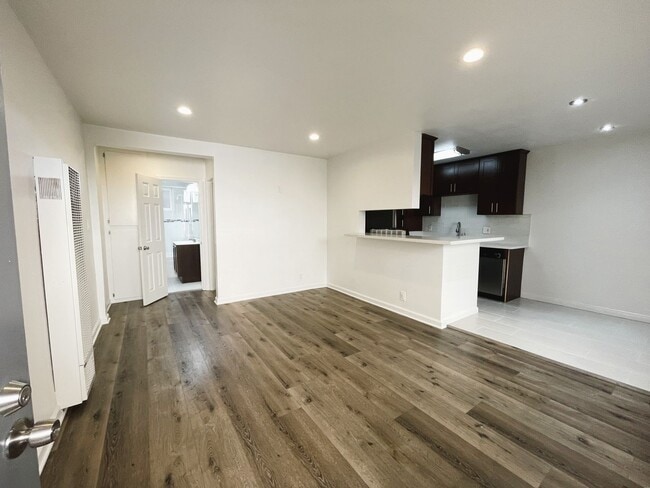 Building Photo - 1215 Granville Ave Rental