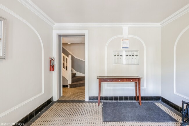 Photo - 6204 N Claremont Ave Unidad 3