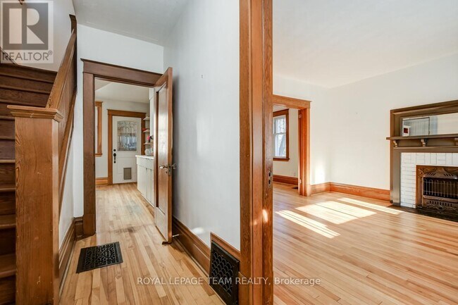 Photo - 995 Gladstone Ave