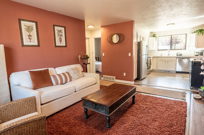 Building Photo - 61 Newland St Unit Stylish 3BR location