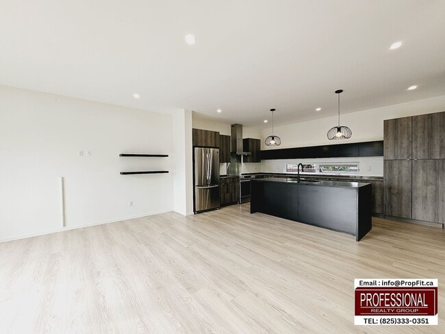 Photo - 16112 99 Av NW