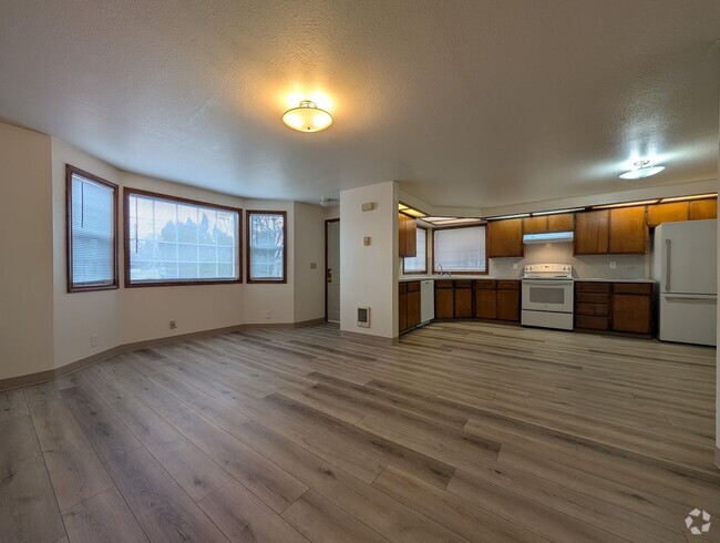 Building Photo - Great first floor 2bed/1 bath apartment in...