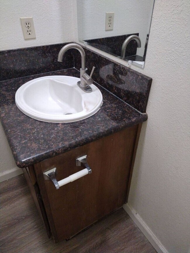 Photo - 519 W 6th St