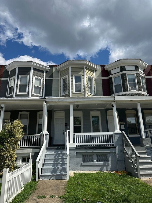 Building Photo - Spacious Home Available for Rent! W/D! Fro...