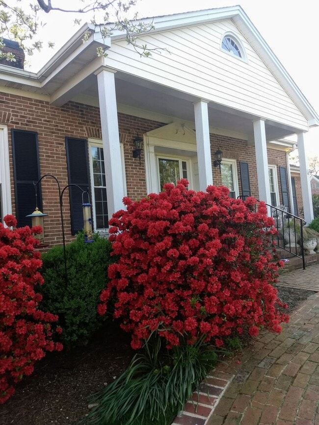 Photo - Beautiful 5 Bedroom 3 Bathroom House on Country Club Golf Course!