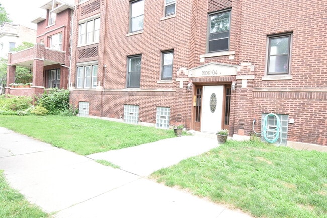 Building Photo - 2106 W Wilson Ave Unit 3 Rental