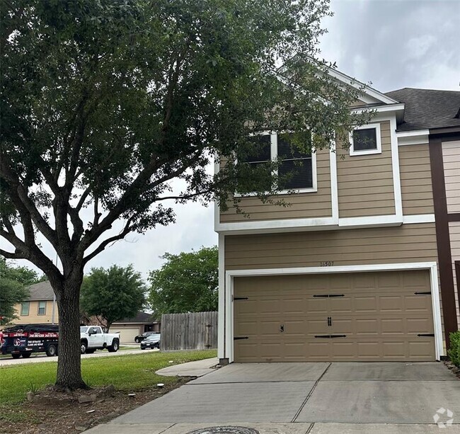 Building Photo - 16507 Cheshire Grove Ln Rental