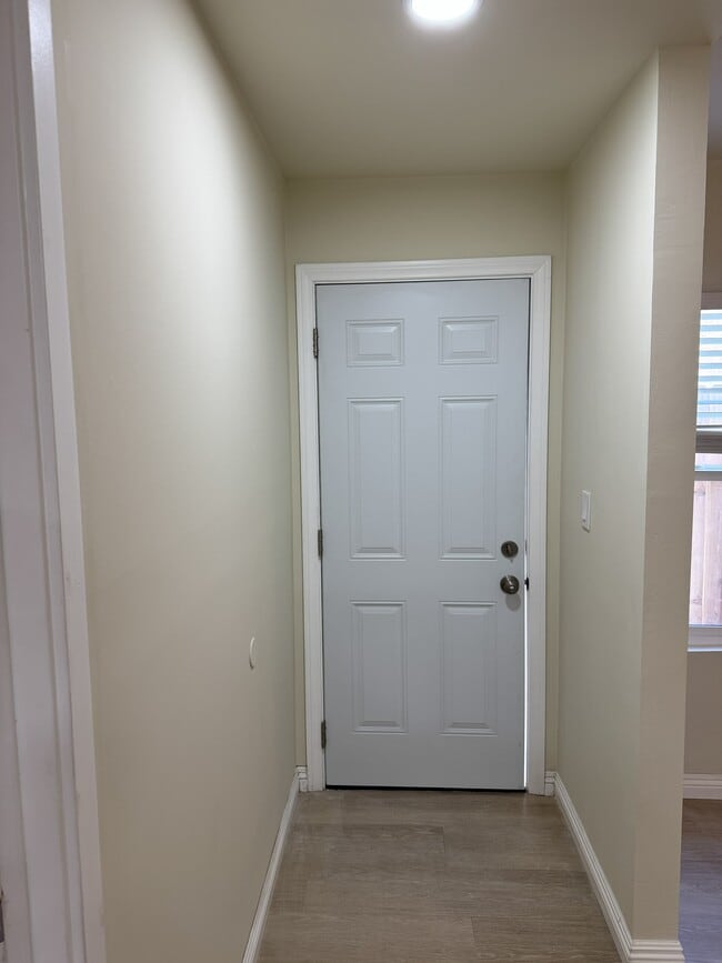 Building Photo - 7860 Port Royale Dr Unit 2