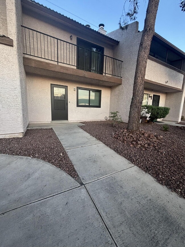 Building Photo - 2 Bed |1 Bath Multi-Family Unit 54