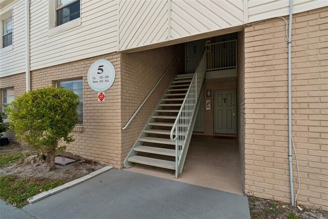 Building Photo - 7210 N Manhattan Ave Unit 523