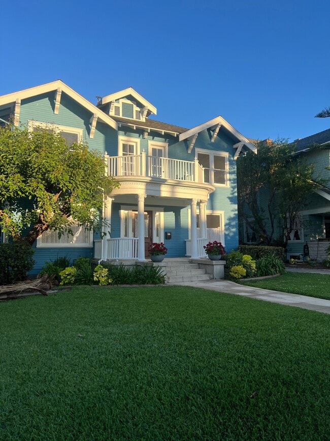 Vista frontal de la casa - 713 S Bronson Ave