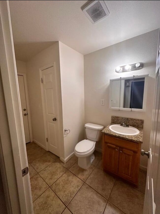 Photo - 163 S Ash Ave Unidad 163 S Ash Ave