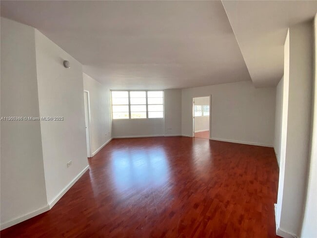 Photo - 825 Brickell Bay Dr Unit 742