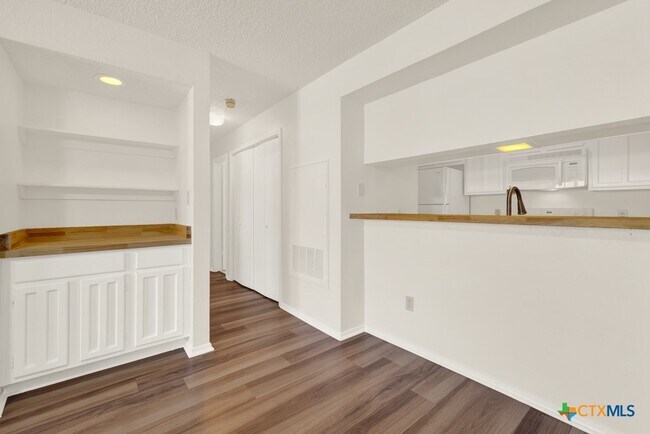 Photo - 1202 Thorpe Ln Unidad 701