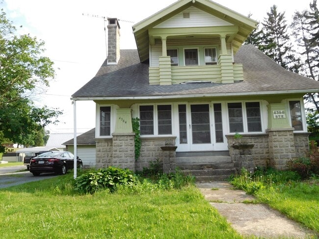 Building Photo - Roomy Craftsman Style House