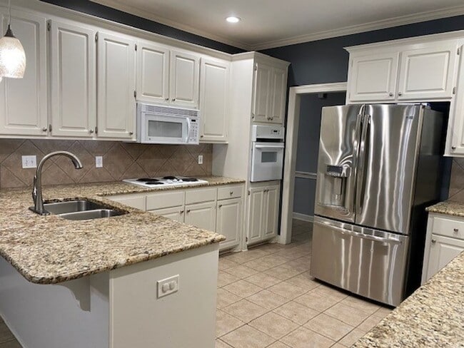 Photo - 627 Hampshire Dr