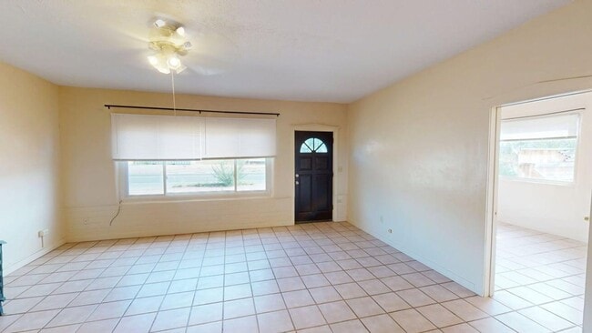 Building Photo - Light and bright 2 bedroom central location Rental