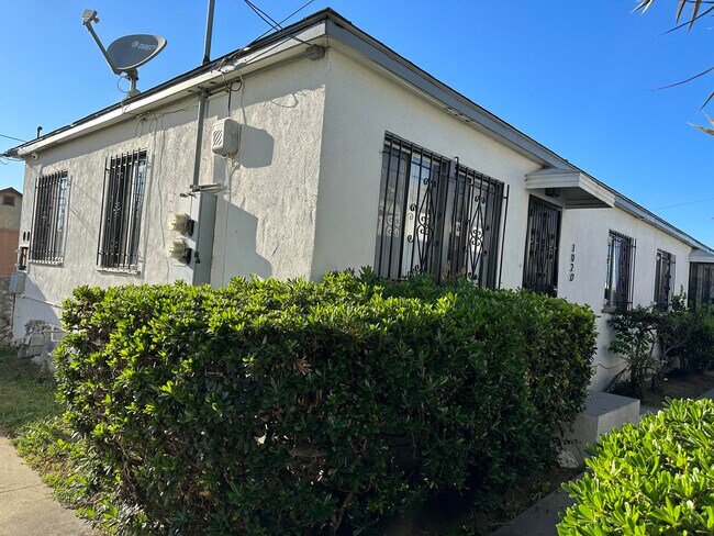 Photo - 1016 W 102nd St