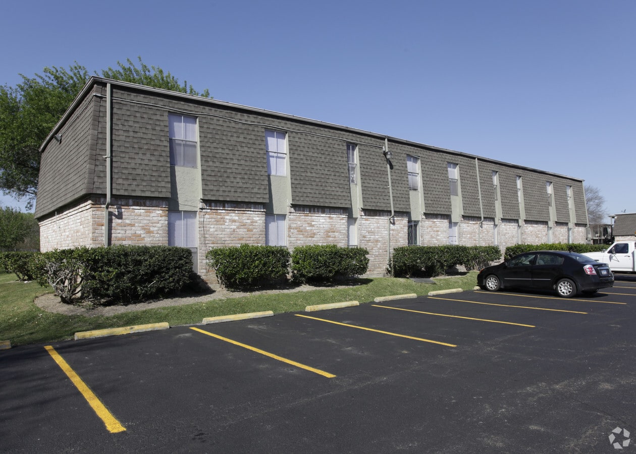 Highland Square - Highland Square Apartments